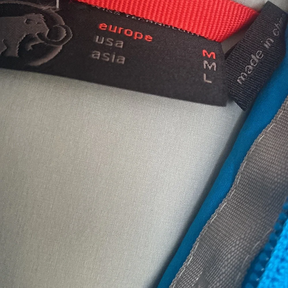 Mammut  womens medium zip up jacket bright blue, zip pockets, hooded - Picture 5 of 11